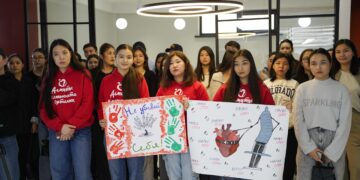 Заң мен Тәртіп: Алматы жастары ғимараттардағы есірткі жарнамаларын жойды