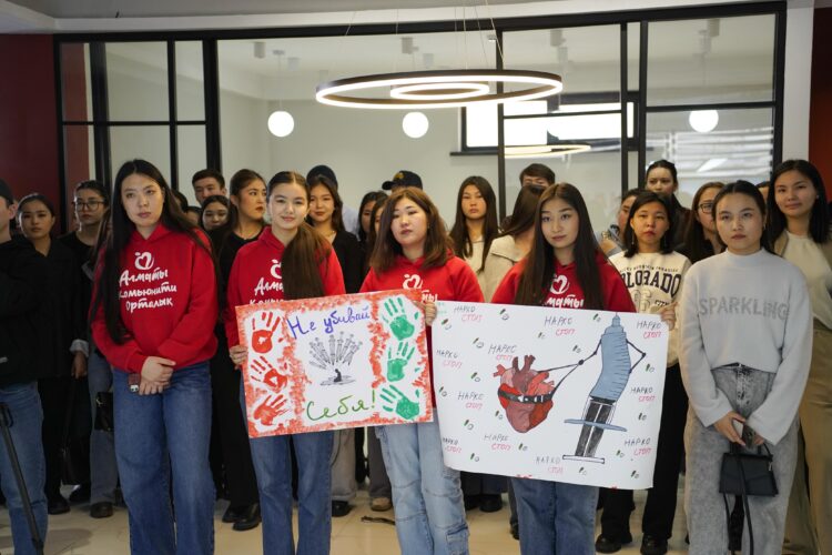 Заң мен Тәртіп: Алматы жастары ғимараттардағы есірткі жарнамаларын жойды