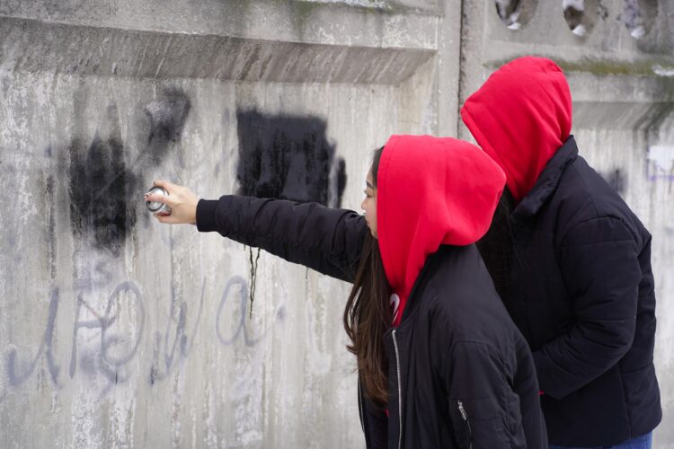 Заң мен Тәртіп: Алматы жастары ғимараттардағы есірткі жарнамаларын жойды