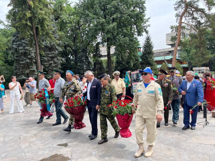 22 маусым – аза тұту күніне орай гүл қою рәсімі